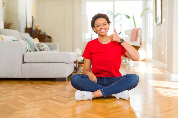 Jovem Mulher Americana Africana Bonita Sentada Chão Casa Fazendo Polegares — Fotografia de Stock