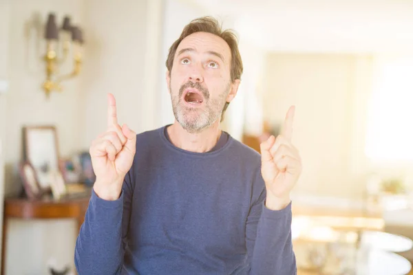 Hombre Guapo Mediana Edad Casa Asombrado Sorprendido Mirando Hacia Arriba —  Fotos de Stock