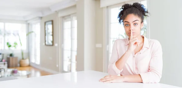 Amplio Ángulo Hermosa Mujer Afroamericana Con Pelo Afro Pidiendo Estar — Foto de Stock