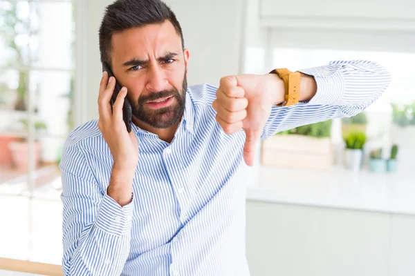 Hombre Negocios Hispano Guapo Teniendo Una Conversación Hablando Teléfono Inteligente —  Fotos de Stock