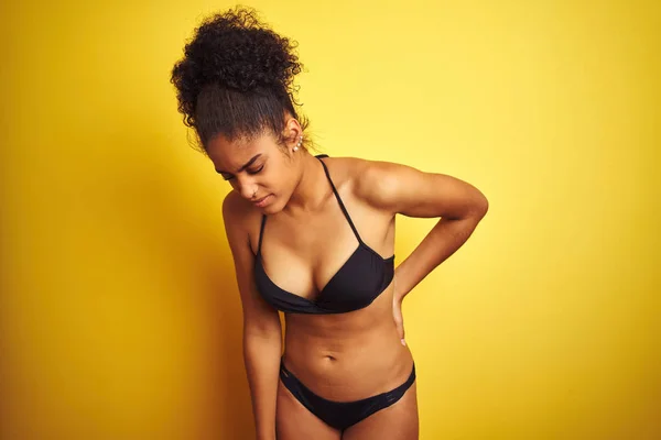 Tatilde Bikini Giyen Afrikalı Amerikalı Kadın Izole Sarı Arka Plan — Stok fotoğraf