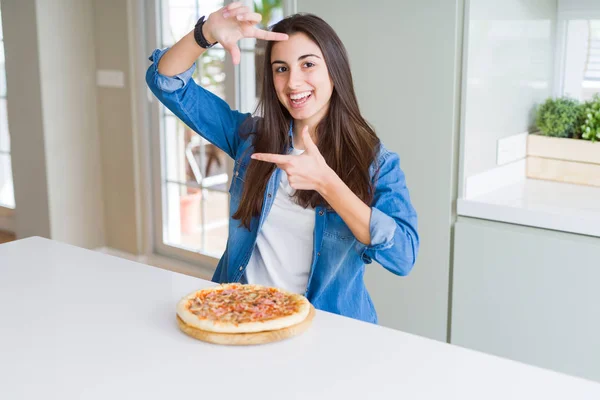 Güzel Genç Kadın Mutfakta Mutlu Yüz Ile Elleri Parmakları Ile — Stok fotoğraf