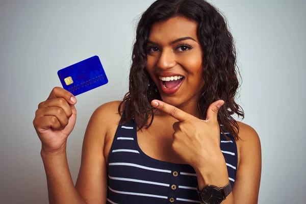孤立した白い背景の上にクレジットカードを保持しているトランスセクシャルトランスジェンダーの顧客女性は 手と指で非常に幸せな指差し — ストック写真