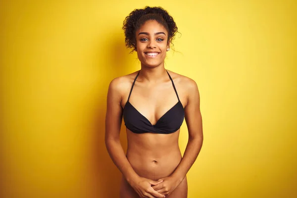 Mujer Afroamericana Vacaciones Vistiendo Bikini Pie Sobre Fondo Amarillo Aislado —  Fotos de Stock