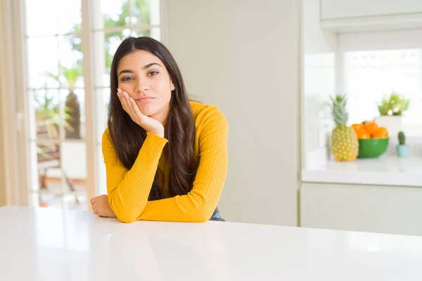 Mooie Jongedame Thuis Witte Tabel Denken Zoek Moe Verveeld Met — Stockfoto