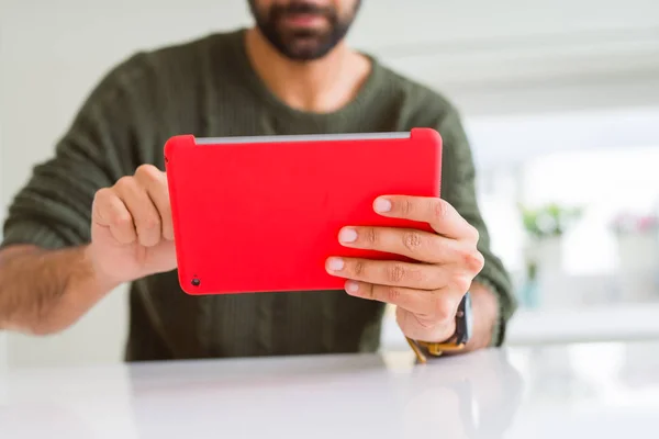 Nahaufnahme des Menschen mit Touchpad-Tablet — Stockfoto