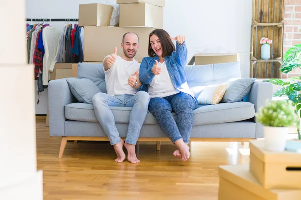 Junges Paar Das Auf Dem Sofa Inmitten Von Pappkartons Sitzt — Stockfoto