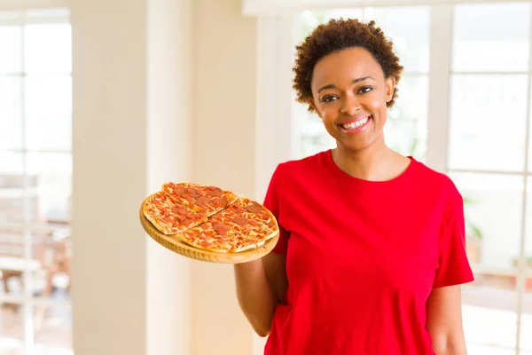 Belle jeune femme africaine américaine montrant pi savoureux fait maison — Photo