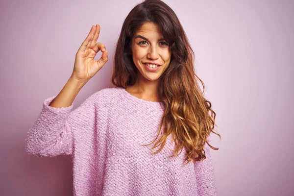 Jovem Mulher Bonita Vestindo Suéter Sobre Fundo Isolado Rosa Sorrindo — Fotografia de Stock