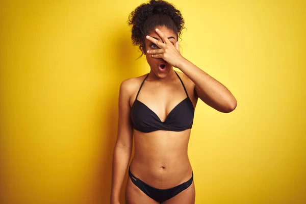 Mujer Afroamericana Vacaciones Vistiendo Bikini Pie Sobre Fondo Amarillo Aislado —  Fotos de Stock