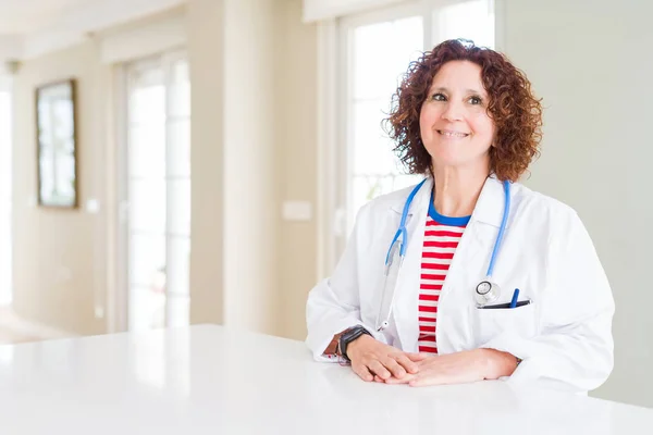 Medico Anziano Donna Indossa Vestaglia Medica Alla Clinica Sorridente Guardando — Foto Stock