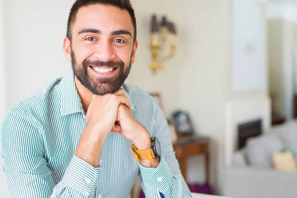 Schöner Mann lächelt fröhlich mit einem großen Lächeln auf dem Gesicht zeigt t — Stockfoto