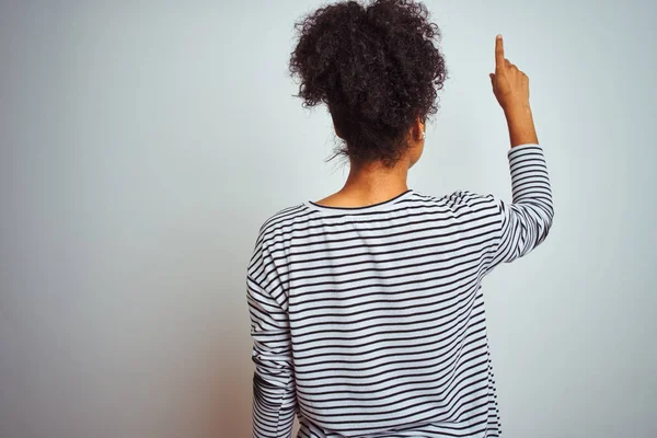 Wanita Afrika Amerika Yang Mengenakan Kaos Bergaris Garis Berdiri Atas — Stok Foto