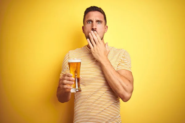 Joven Hombre Guapo Bebiendo Vaso Cerveza Sobre Aislado Fondo Amarillo — Foto de Stock