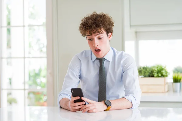 Joven Hombre Negocios Usando Smartphone Oficina Asustado Shock Con Una —  Fotos de Stock