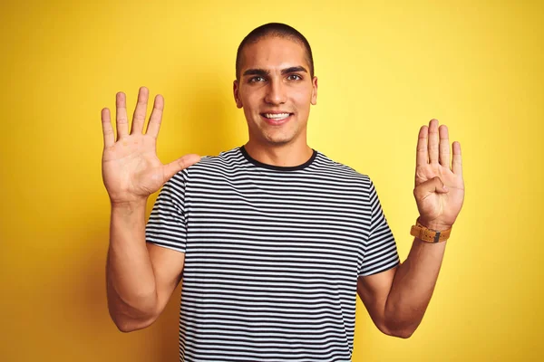 Pemuda Tampan Mengenakan Shirt Bergaris Garis Atas Kuning Latar Belakang — Stok Foto