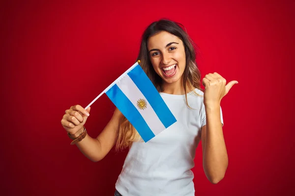 Joven Hermosa Mujer Sosteniendo Bandera Argentina Sobre Fondo Rojo Aislado —  Fotos de Stock