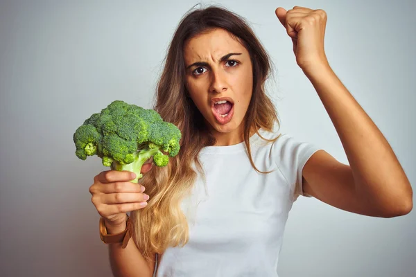 Giovane Bella Donna Mangiare Broccoli Sfondo Grigio Isolato Infastidito Frustrato — Foto Stock