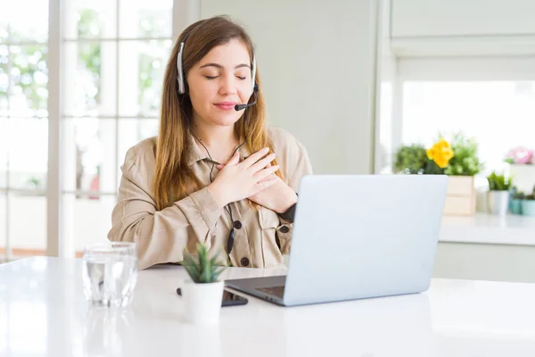 Bella Giovane Donna Operatore Che Lavora Con Computer Portatile Indossa — Foto Stock