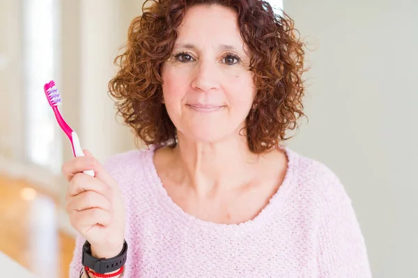 Starszy Kobieta Trzyma Różowy Szczoteczka Zębów Klinice Stomatologicznej Pewną Ekspresję — Zdjęcie stockowe