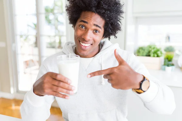 Hombre Afroamericano Sosteniendo Bebiendo Vaso Leche Muy Feliz Señalando Con — Foto de Stock