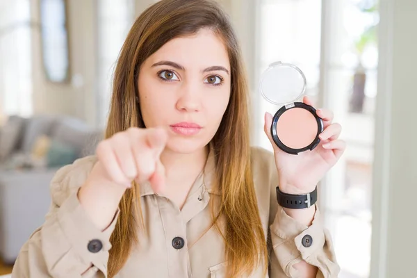 Beautiful Young Woman Using Make Cosmetics Applying Powder Pointing Finger — Stock Photo, Image