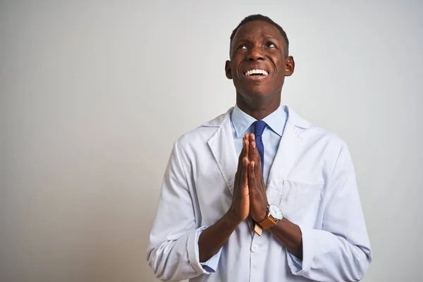 Jeune Homme Médecin Afro Américain Portant Manteau Debout Sur Fond — Photo