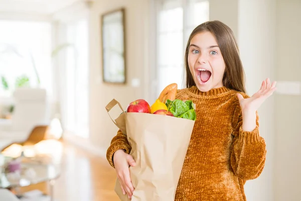 Hermosa Joven Sosteniendo Bolsa Papel Alimentos Frescos Muy Feliz Emocionado —  Fotos de Stock