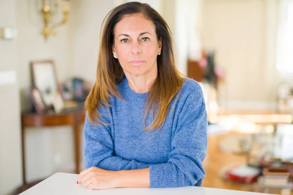 Mulher Meia Idade Bonita Casa Com Expressão Séria Rosto Simples — Fotografia de Stock