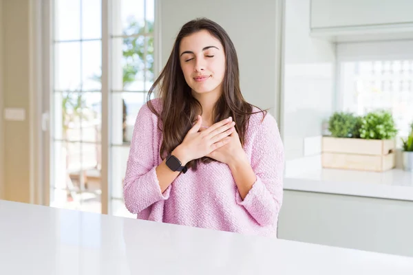 Hermosa Mujer Joven Con Suéter Rosa Sonriendo Con Las Manos — Foto de Stock