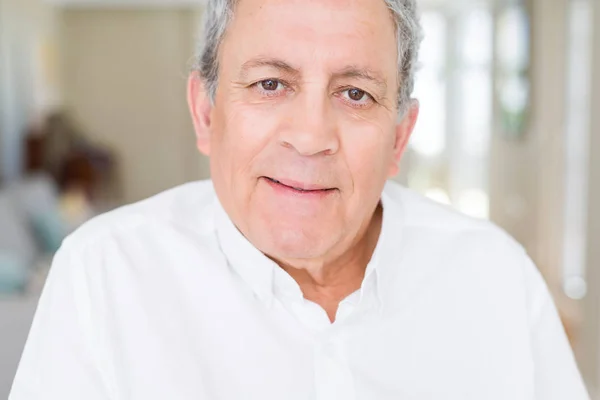 Hombre mayor guapo sonriendo confiado — Foto de Stock