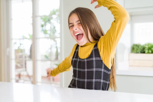 Ung Vacker Blond Unge Flicka Klädd Casual Gul Tröja Hemma — Stockfoto