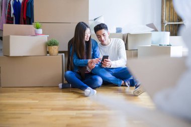 Genç Asya çift oturma üzerinde the zemin arasında yeni daire civarı