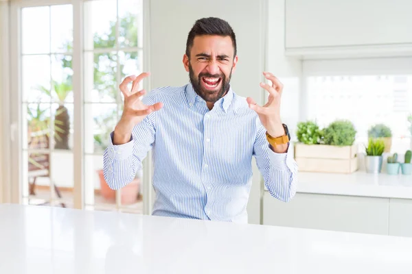 Bello Uomo Affari Ispanico Che Grida Frustrato Dalla Rabbia Mani — Foto Stock