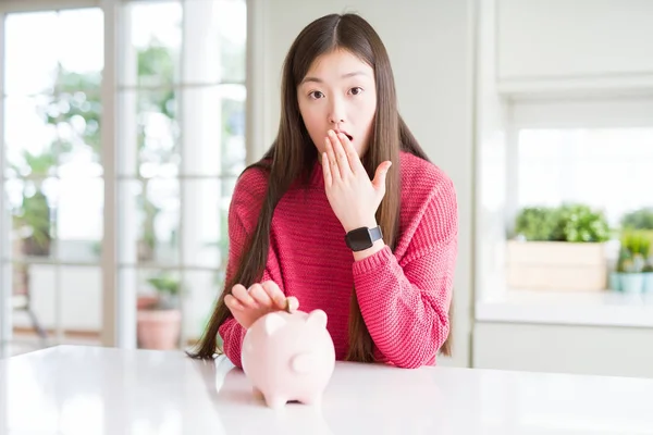 Vacker Asiatisk Kvinna Sätta Ett Mynt Inuti Piggy Påse Täcka — Stockfoto