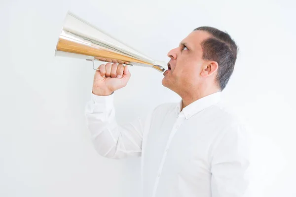 Uomo di mezza età urlando attraverso un megafono — Foto Stock