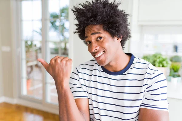 Homme Afro Américain Portant Des Rayures Shirt Souriant Avec Visage — Photo