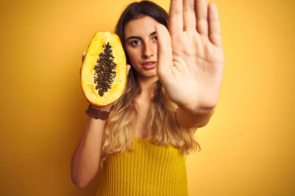 Young Beautiful Woman Holding Papaya Yellow Isolated Background Open Hand — Stock Photo, Image