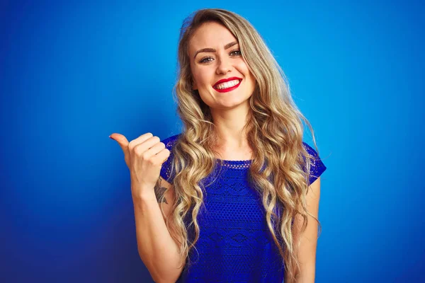 Joven Hermosa Mujer Pie Sobre Fondo Azul Aislado Sonriendo Con — Foto de Stock