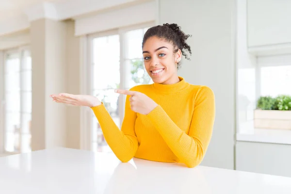 Mulher Americana Africana Bonita Com Cabelo Afro Vestindo Uma Camisola — Fotografia de Stock