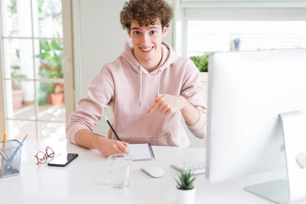 Jovem Estudante Usando Computador Estudando Escrita Notebook Muito Feliz Apontando — Fotografia de Stock