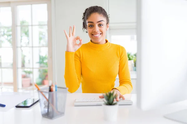 Chica Afroamericana Joven Trabajando Con Computadora Haciendo Signo Con Los — Foto de Stock