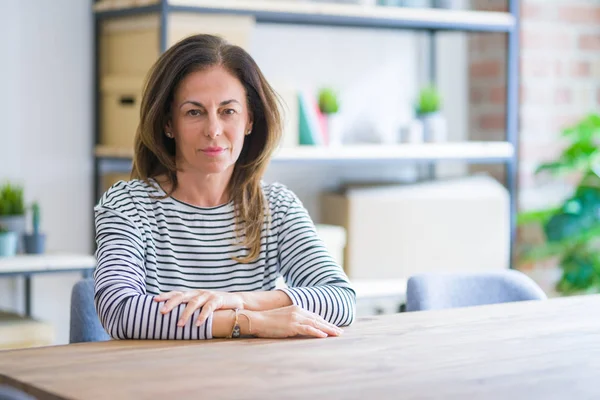 Mujer Mayor Mediana Edad Sentada Mesa Casa Con Expresión Seria — Foto de Stock