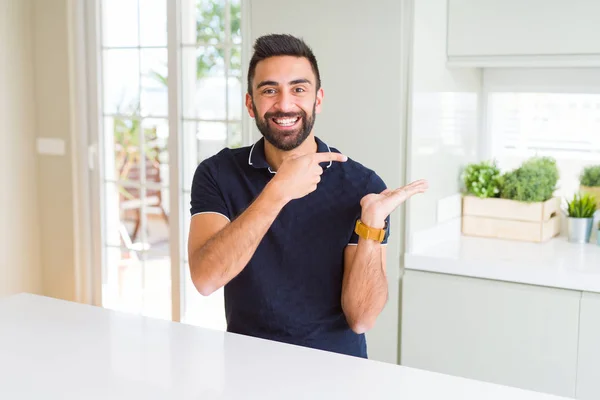 Hombre Hispano Guapo Casa Sorprendido Sonriendo Cámara Mientras Presenta Con — Foto de Stock