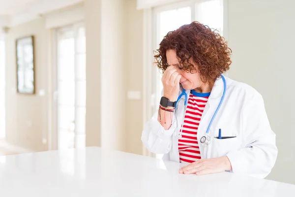 병원에서 가운을 여성은 피로와 두통을 느끼는 문질러 스트레스와 — 스톡 사진