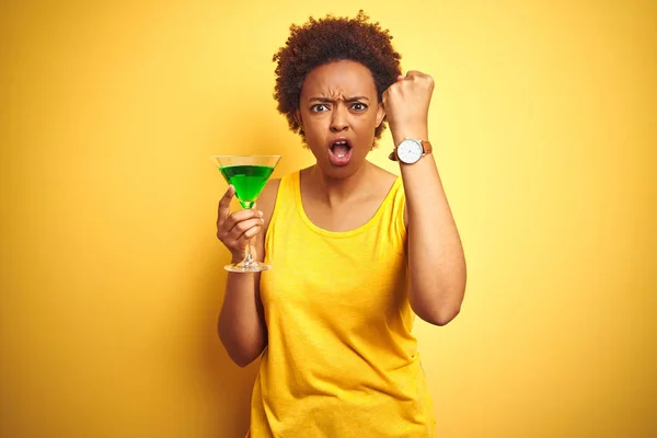 Mujer Afroamericana Joven Con Pelo Afro Bebiendo Cóctel Sobre Fondo —  Fotos de Stock