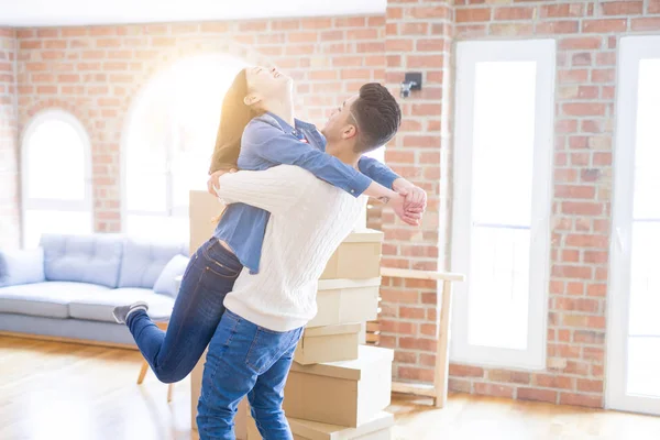 Vackra unga asiatiska paret kramas i kärlek, leende glad och — Stockfoto