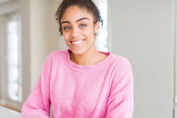 Mulher Americana Africana Bonita Jovem Com Cabelo Afro Com Sorriso — Fotografia de Stock