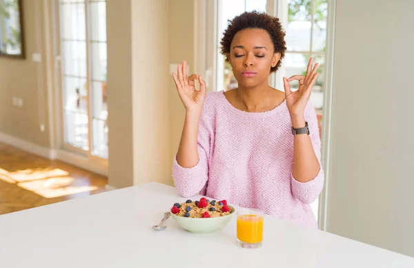 Jonge Afro Amerikaanse Vrouw Met Gezond Ontbijt Ochtend Thuis Ontspannen — Stockfoto