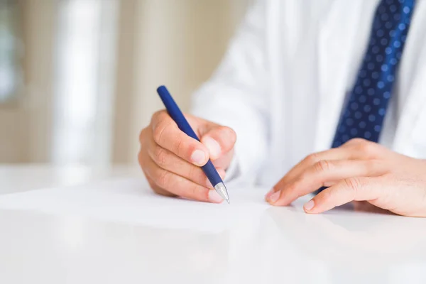 Primo piano delle mani del medico che scrivono su carta — Foto Stock